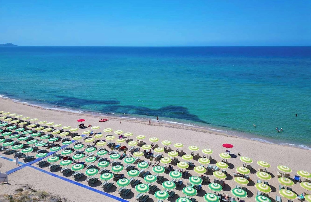 Hotel with swimming pool just 300 mt from the Baia delle Mimose-beach