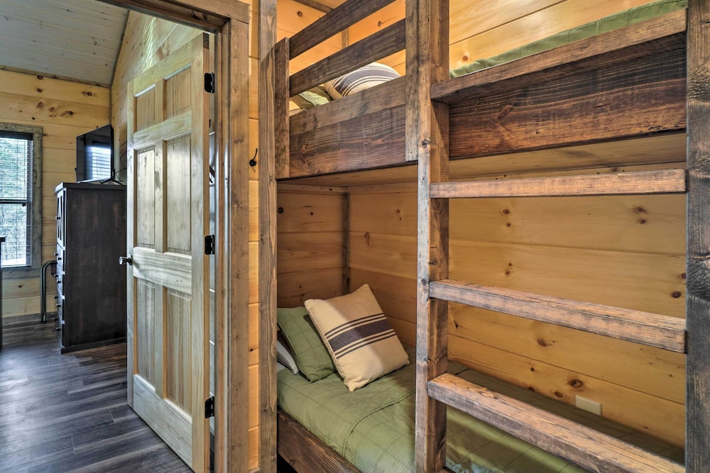 Pigeon Forge Cabin: Private Hot Tub & Views! view 2