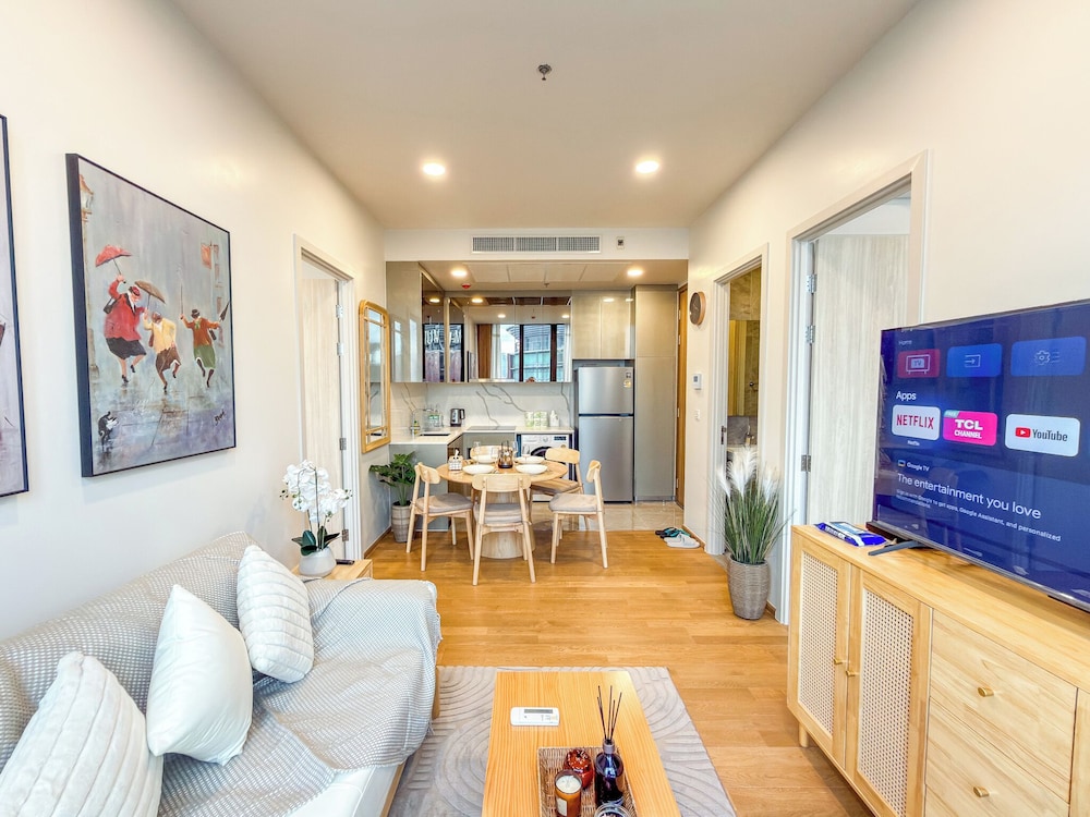 Luxury Downtown Bangkok 2BR 2BA · Sky Pool Gym · 5min Walk to Siam Paragon