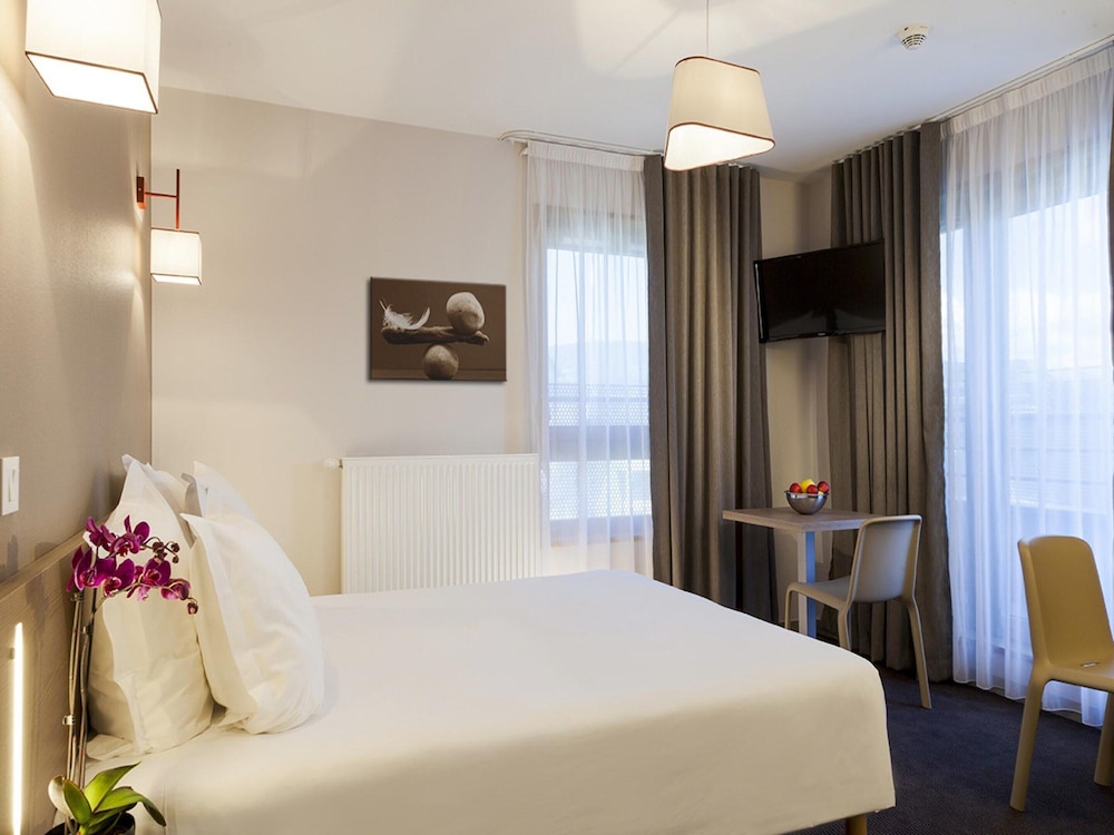 Cozy Retreat Near Geneva for 2 Guests