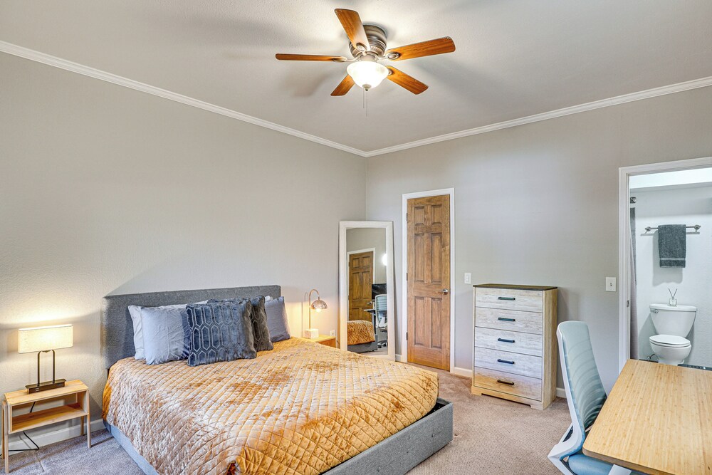 2 Mi to Tucson Mall: Condo w/ Pool & Hot Tub!