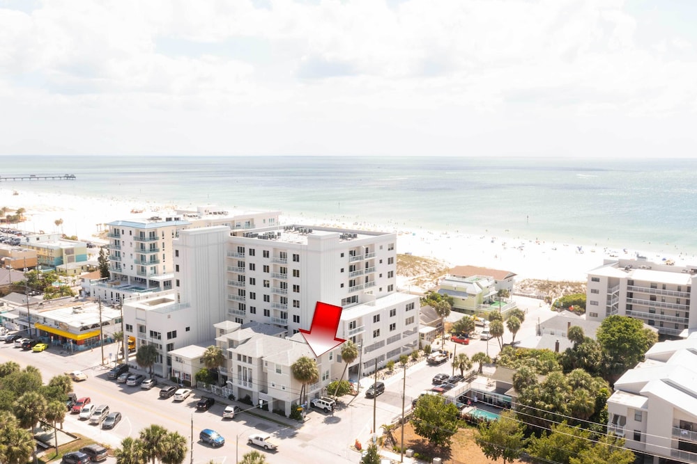 Colorful Townhome, Steps to Clearwater Beach!