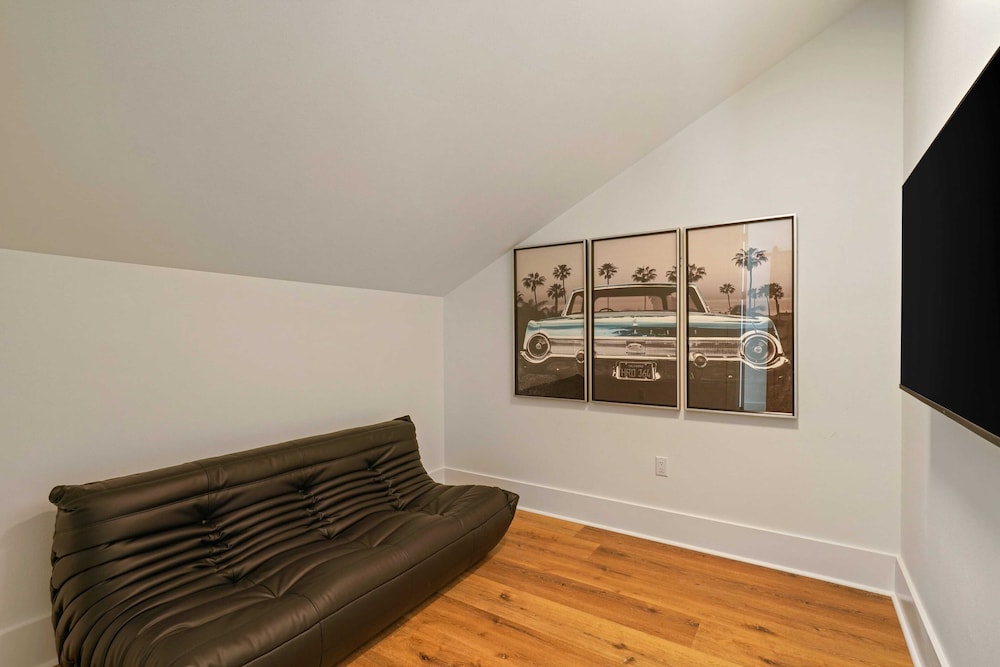 Sleeps 39 2 Luxe Homes w/ Free Golf Cart, Private Pool+spa 3 Blocks to Beach