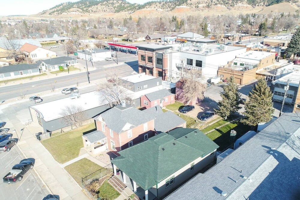 Downtown Charm: Ideal Retreat Near Main Street 3 Bedroom Home by RedAwning view 5