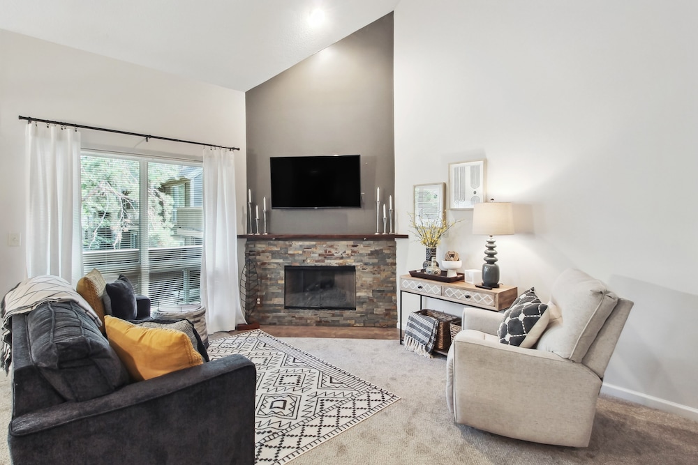 Overland Park Condo, Close to Lakes Parks! - Property Image 14