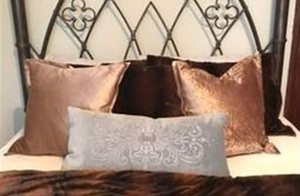 Vineyard Mansion & Carriage House Bed & Breakfast