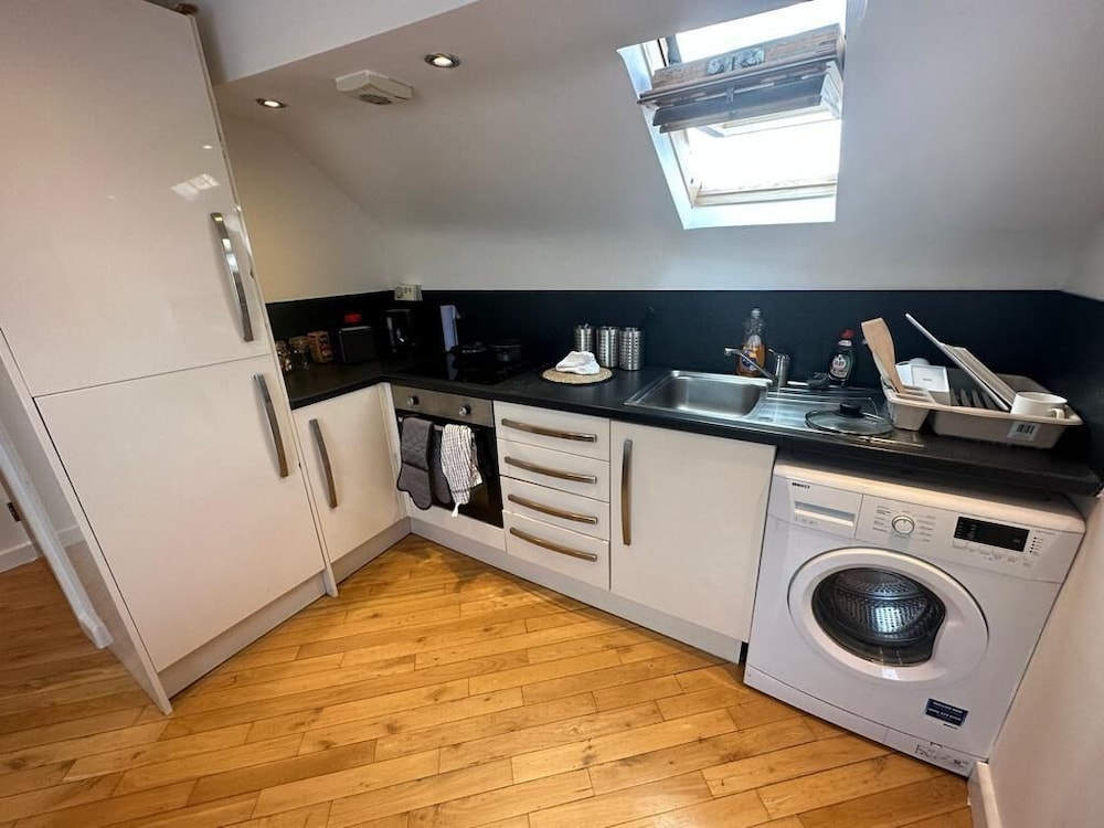 Stunning 1-bed Studio in Pudsey view 2