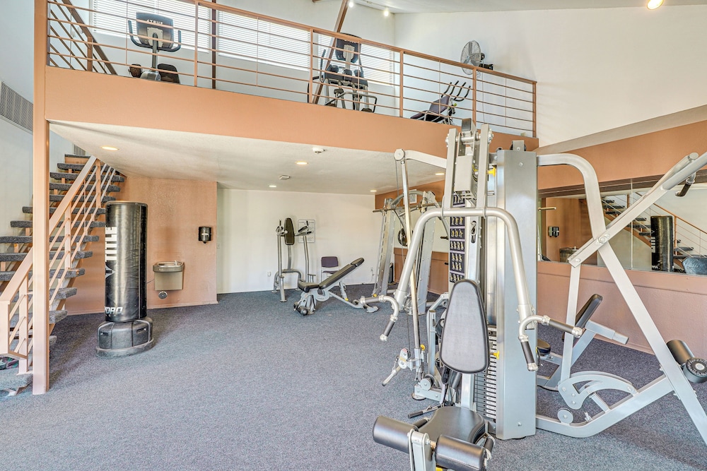 2 Mi to Tucson Mall: Condo w/ Pool & Hot Tub!