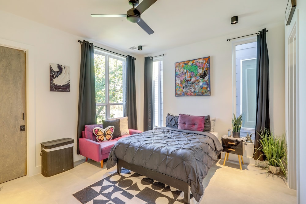 3 Mi to Dtwn: Modern Townhome w/ Yard in Houston