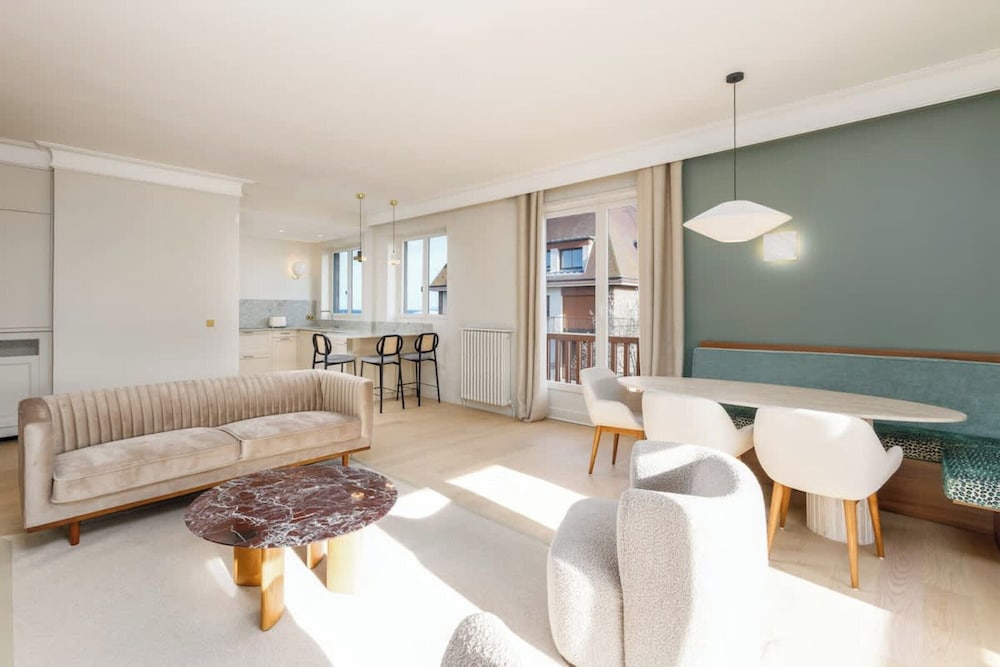 Luxury sea View 3br-2ba With Services in Deauville