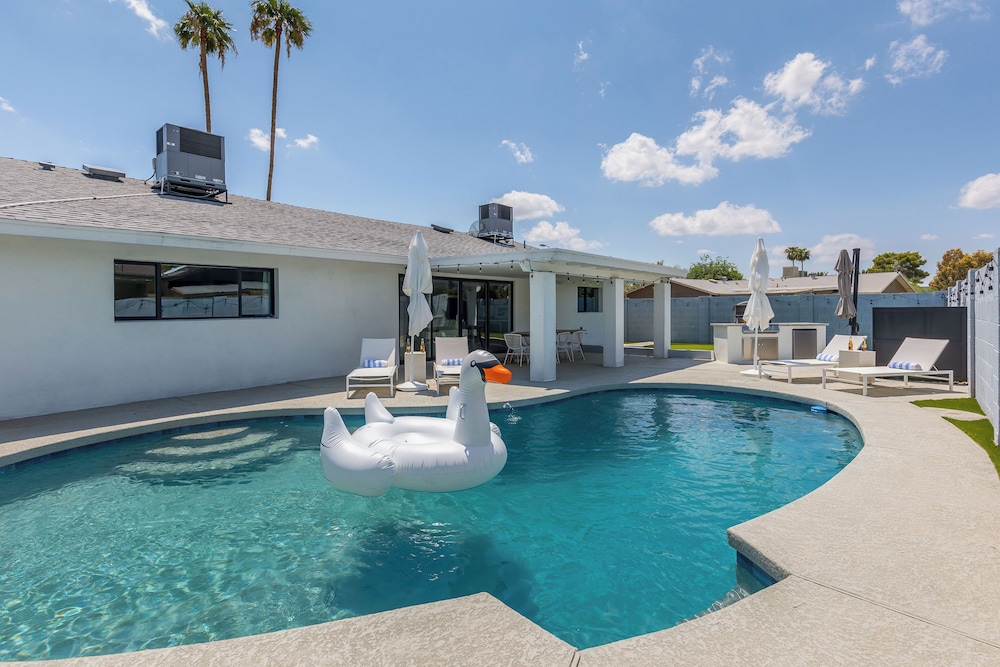 Old Town Fashion-pool-putting Green-bbq Grill