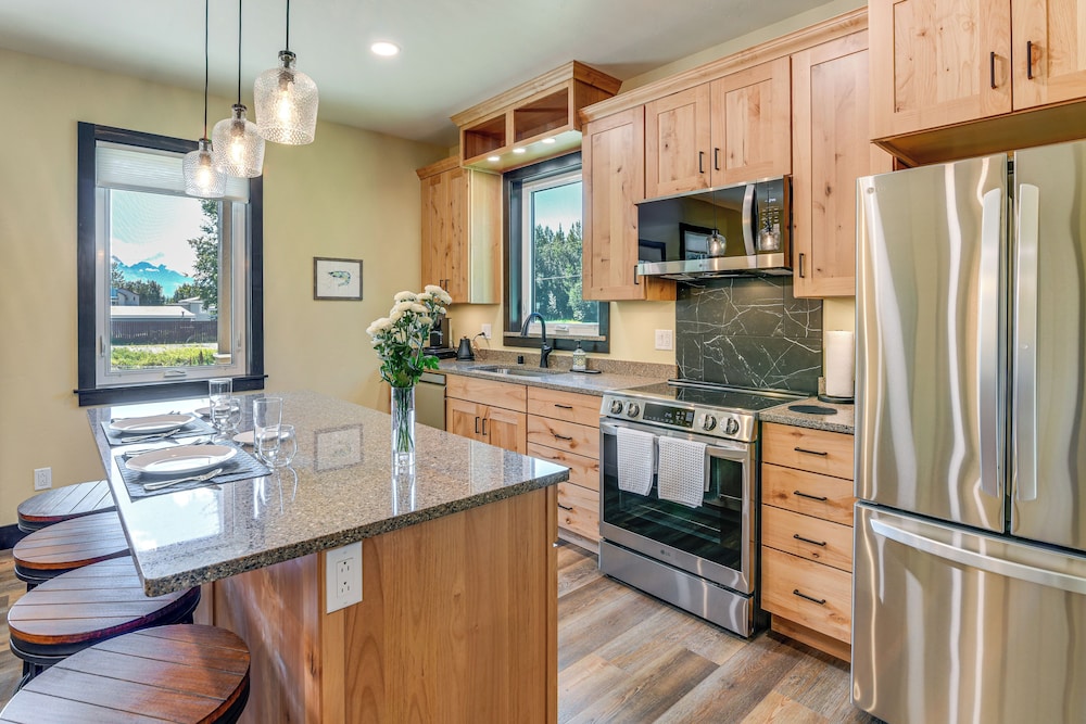 2 Mi to Dtwn Palmer: Custom Valley Home w/ Garage