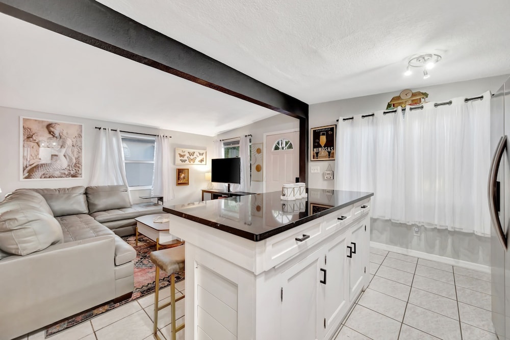 Family Home 10 Mins to Beach Pets Welcome