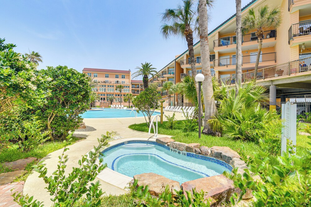 Walk to Beach: Pool-view Condo in Galveston!