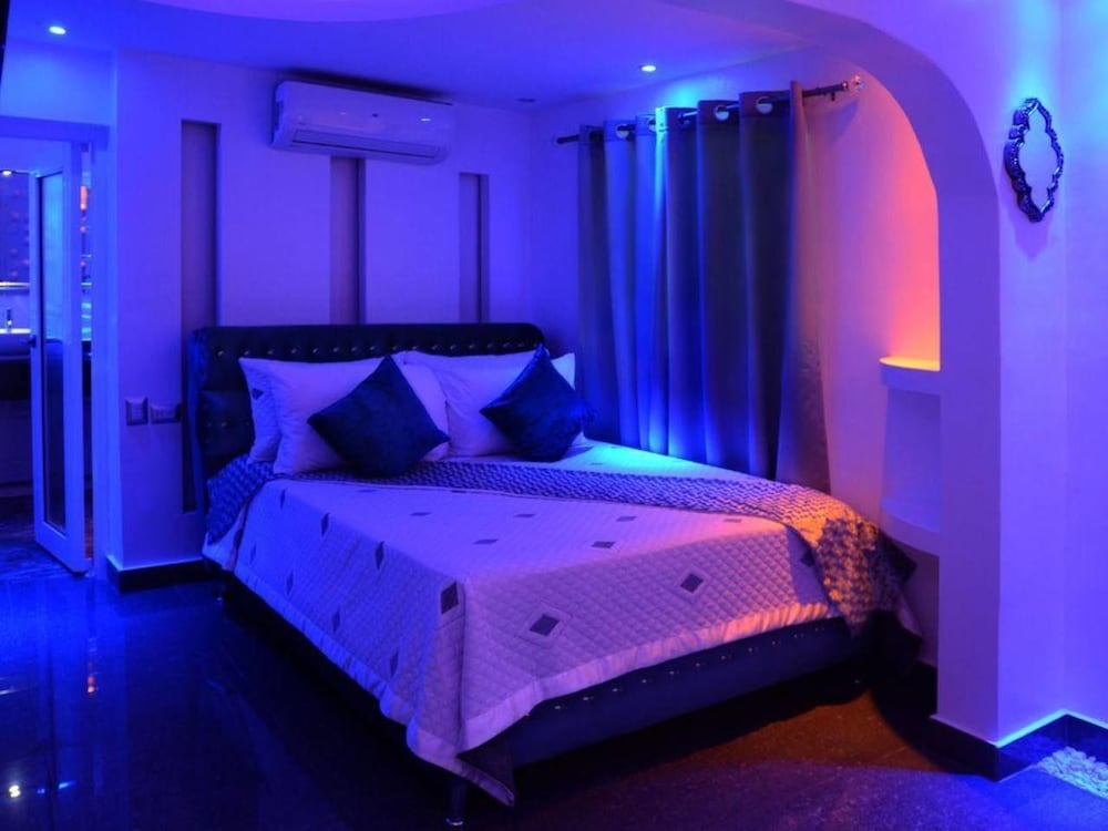 Luxury 14 Bedroom Villa Walking to Clubs/beaches! view 3