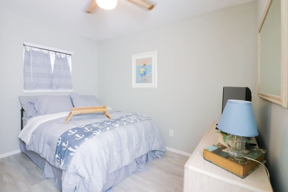 Sunny Daze Walk to Beach 2 Decks Pet Friendly