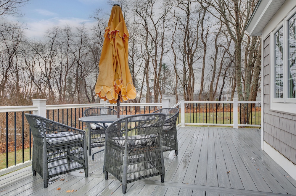 1 Mi to Drakes Island Beach: Cottage w/ Deck!