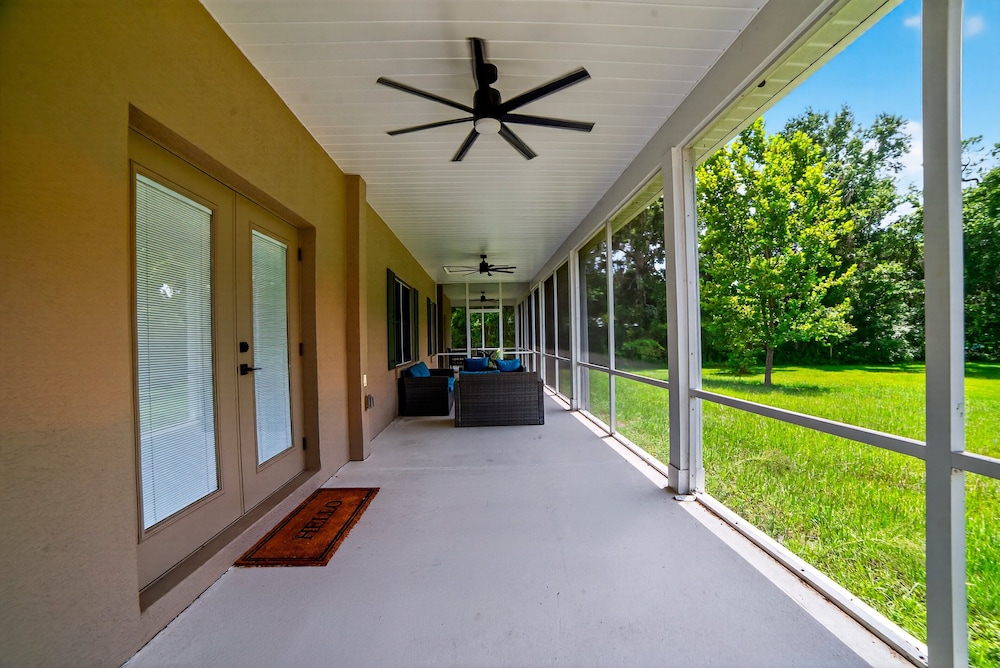 Lakeland Oasis Hot Tub, Lanai & Fire Pit 3 Bedroom Home