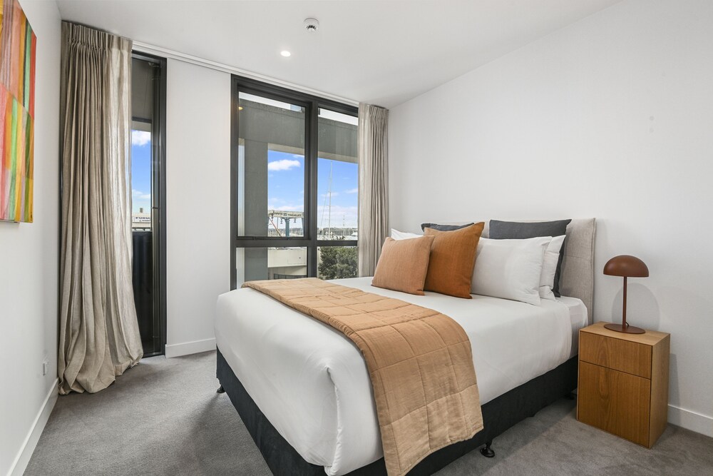 Chic contemporary in Wynyard Quarter view 3