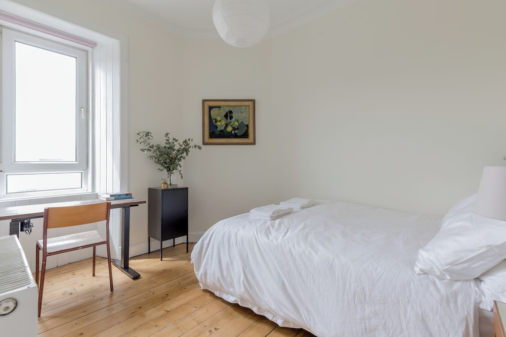 Edinburgh Castle Views Stylish 2BD Flat Sleeps 4