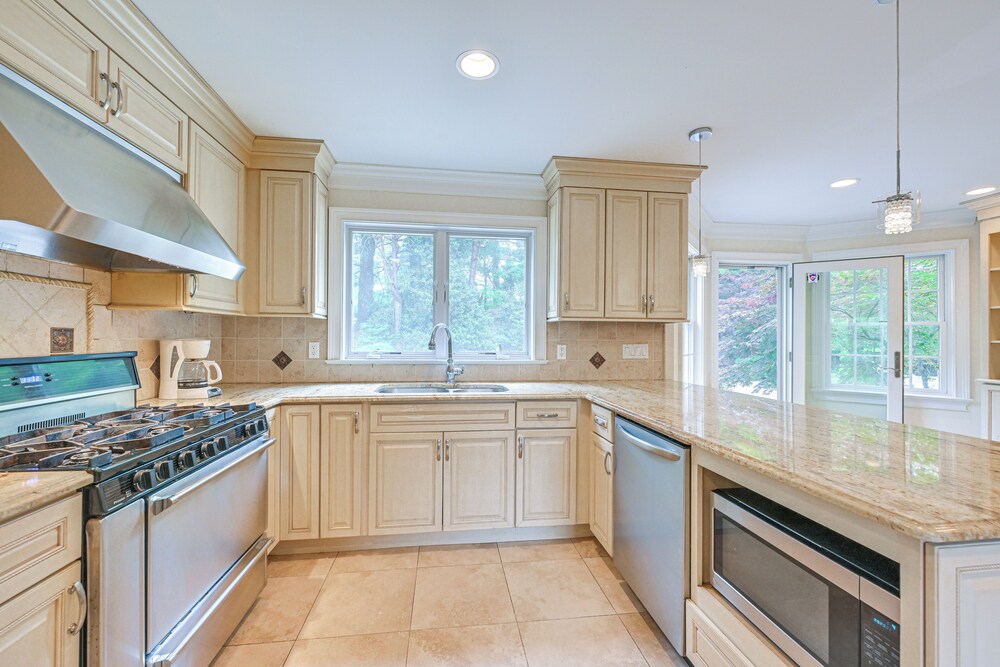 Private Pool & Patio: Luxe Westchester Home!