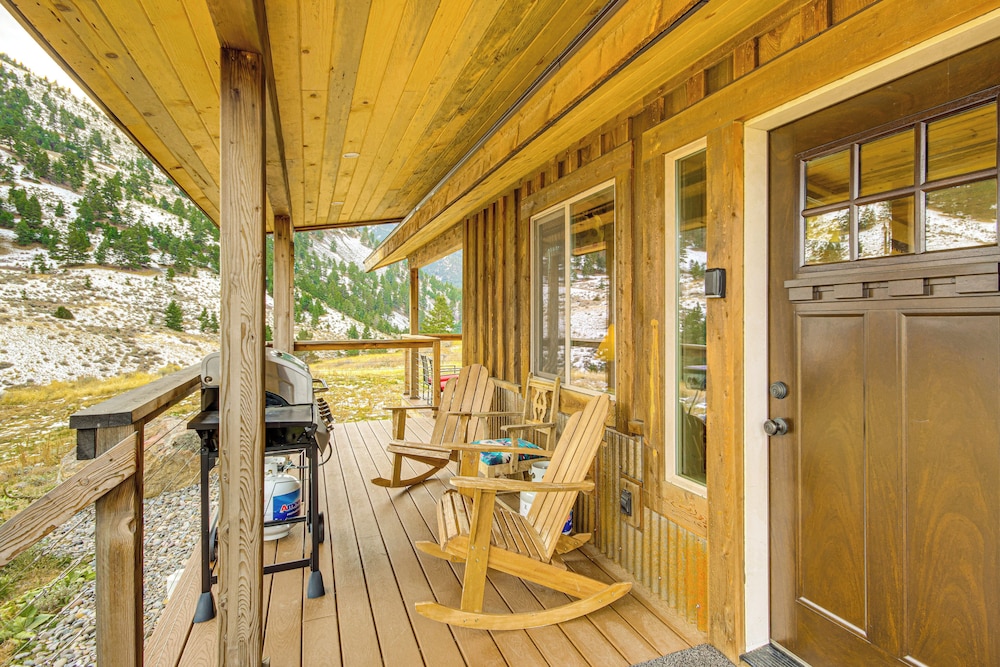 < 1 Mi to Chico Hot Springs: Mtn-view Hideaway!