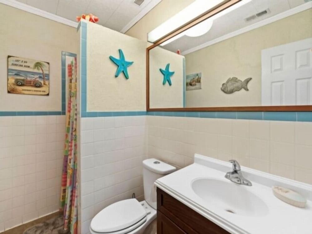 Flip Flop Paradise 2 Bedroom Cottage by RedAwning view 3