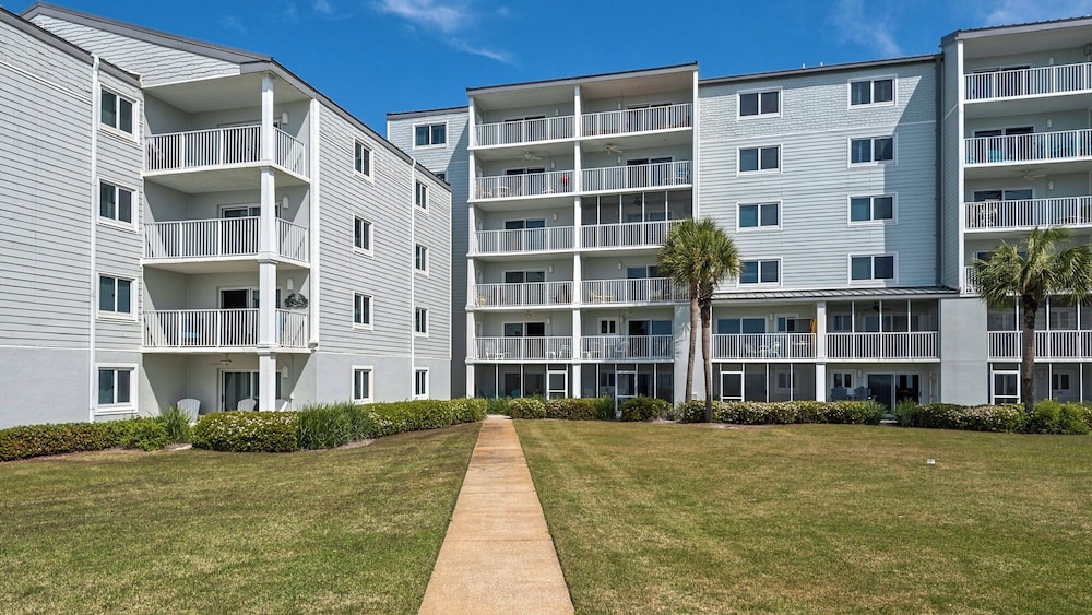 Sand Cliffs 108: Steps to Beach & Pool Access!