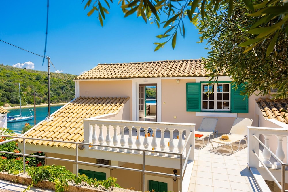 Anna Walk to Beach Sea Views A C Wifi Car Not Required - 3426 view 4