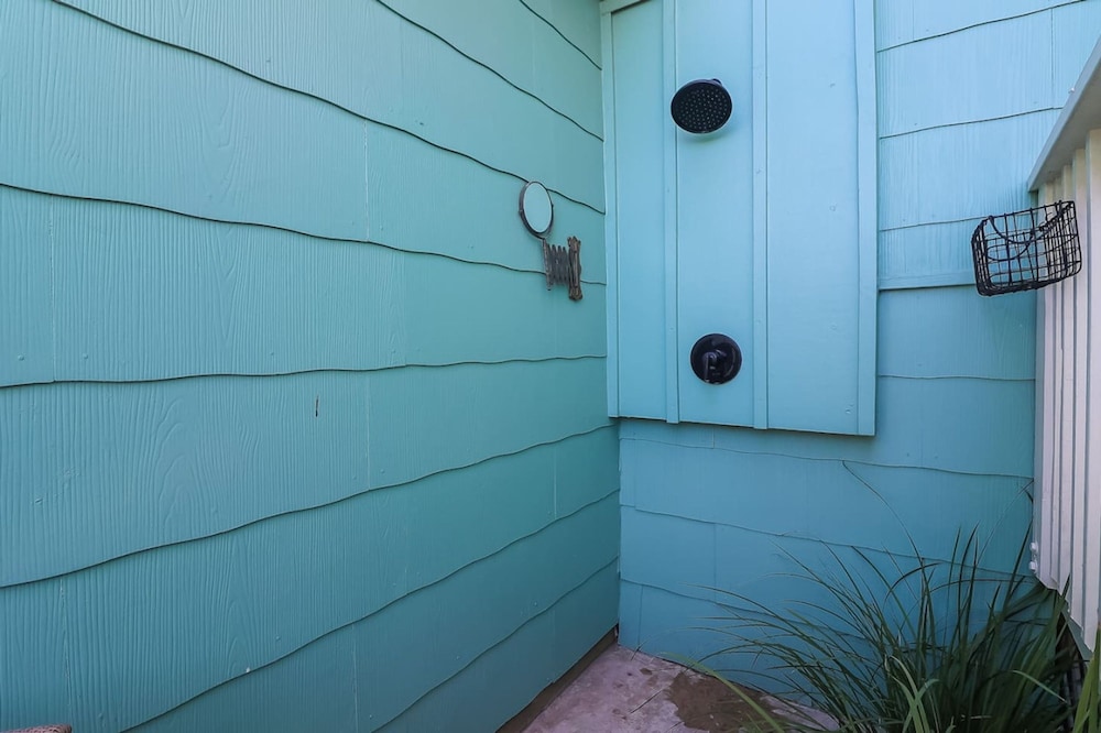 Vibrant Bungalow 2 Minutes to the Beach