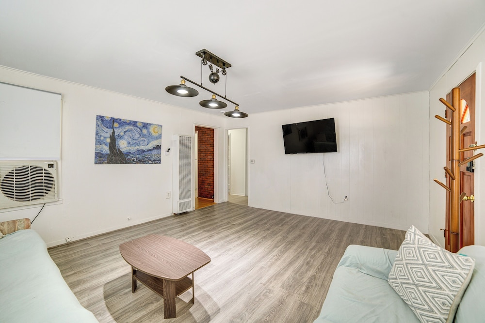 3 Mi to Airport: Pet-friendly Home in Ontario Home