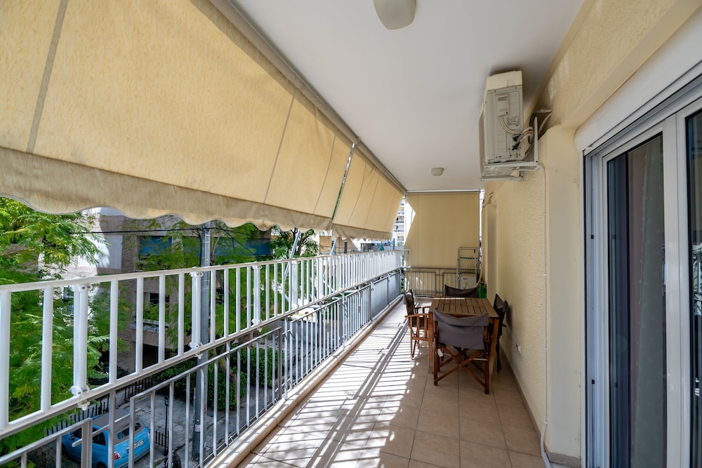 Charming 2BR retreat near market & beach