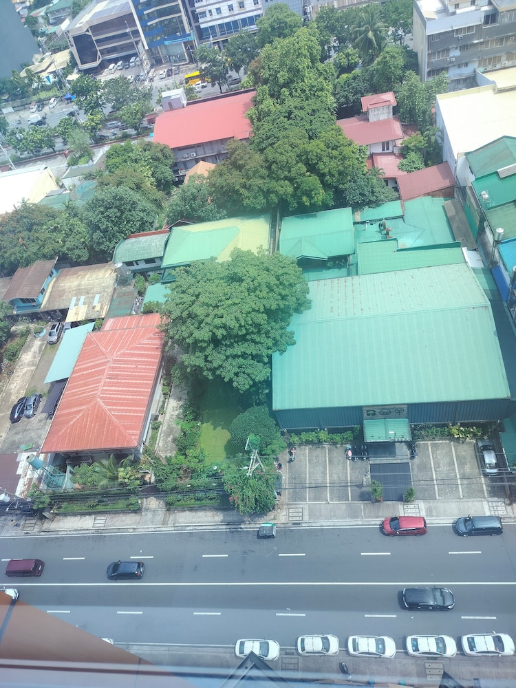 Cozy City Getaway in Quezon City - Entire Condo for Rent