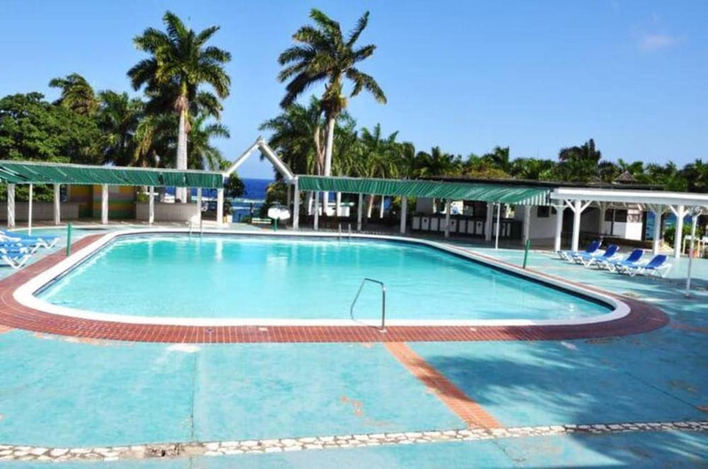 Oceanview 1-bed Apt w/ Pool, Bar & Beach Access