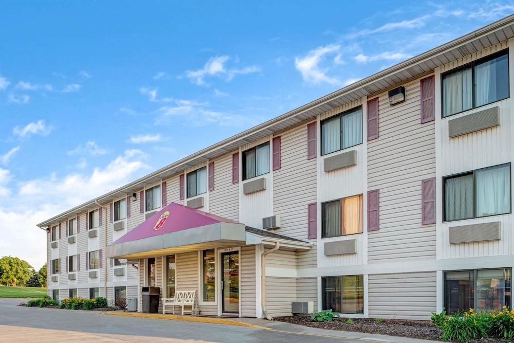 Hotel Super 8 by Wyndham Omaha I-80 West - Image 1