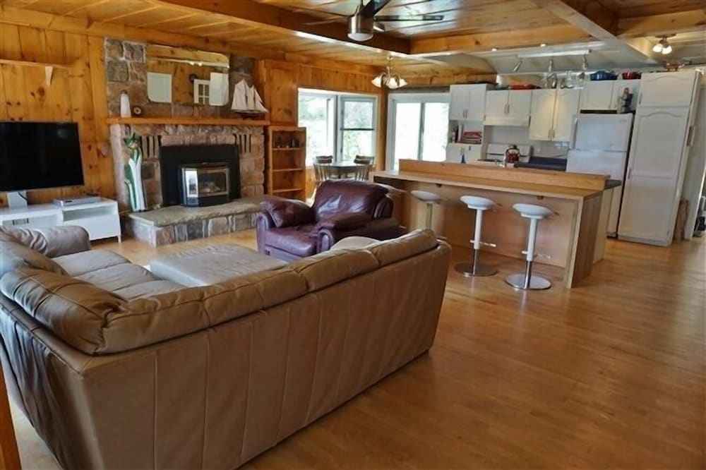 432 Weslemkoon Lake 4 Bedroom Cottage