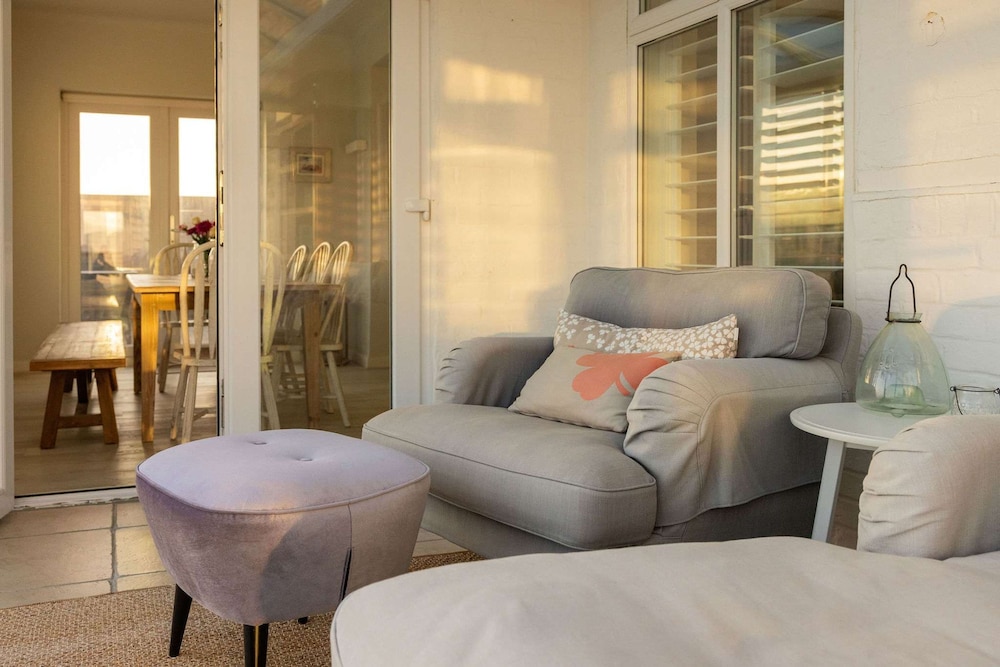 Luxury Beachfront Retreat for 14 With Hot Tub