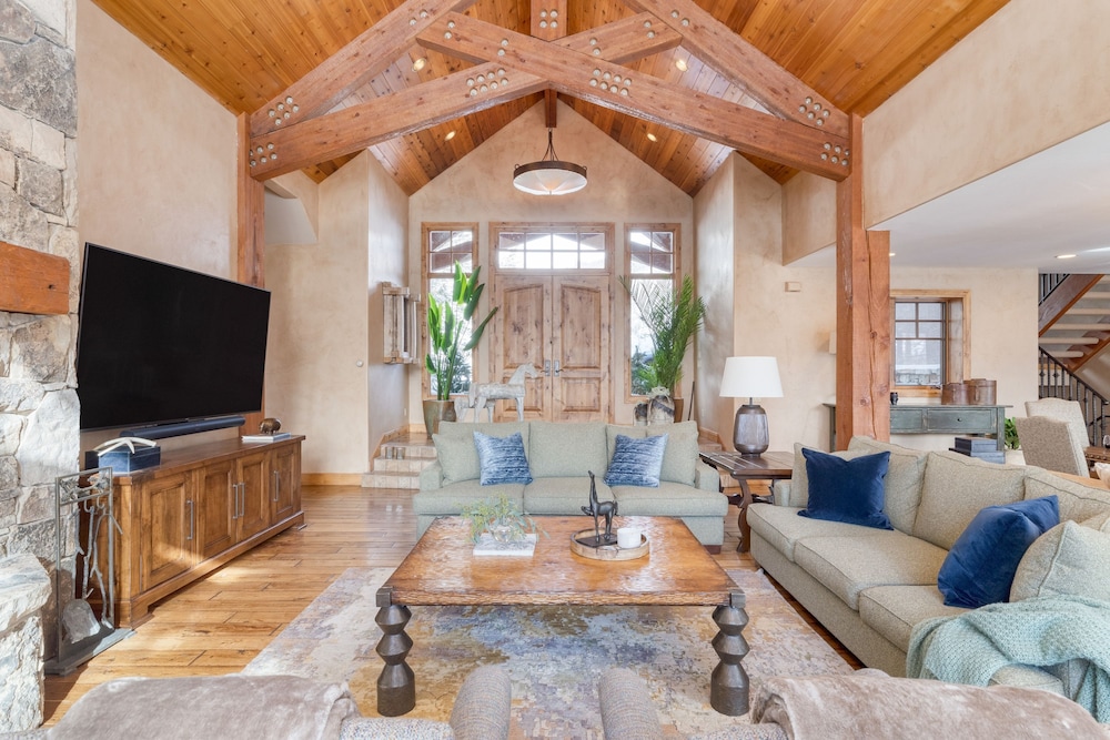 Telemark Luxury Retreat by Avantstay Stunning Views w Hot Tub Theatre Room and Pool Table