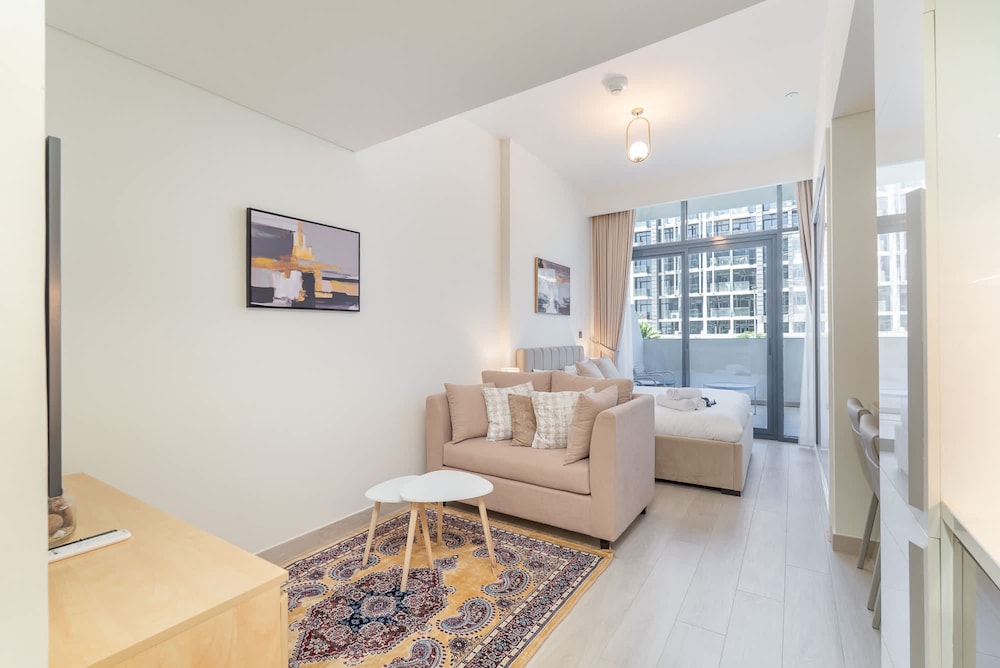Stylish Studio Retreat in Riviera 33 Near Downtown