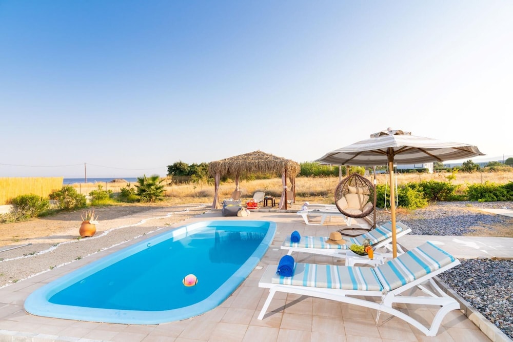 Gennadi Serenity House -beachfront Villa