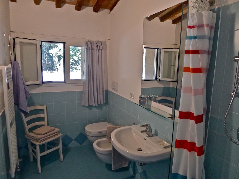 Alle Case Sparse en Bibbona — bathroom