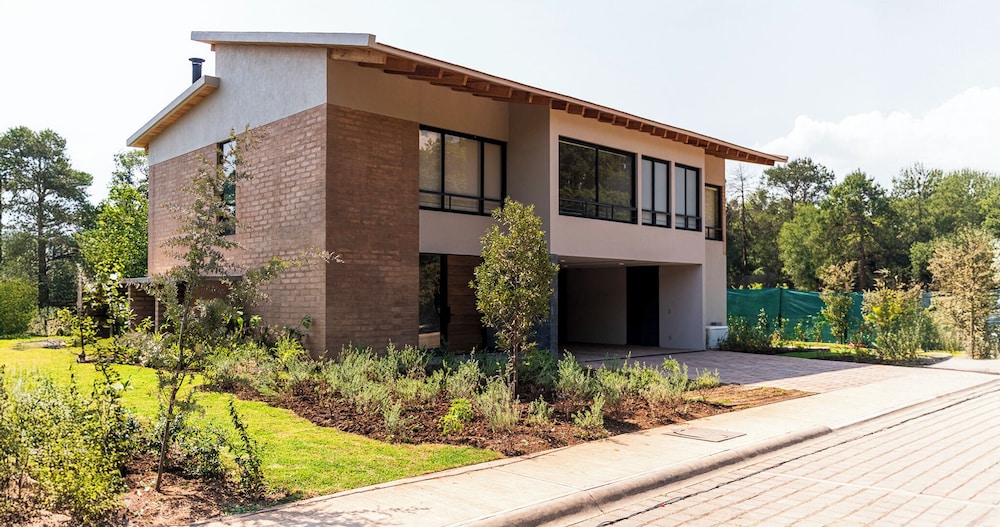 Casa Cundi-Contemporary Living in Nature