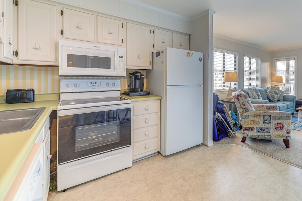 Steps to Sand! Condo w/ 2 Pools in Atlantic Beach