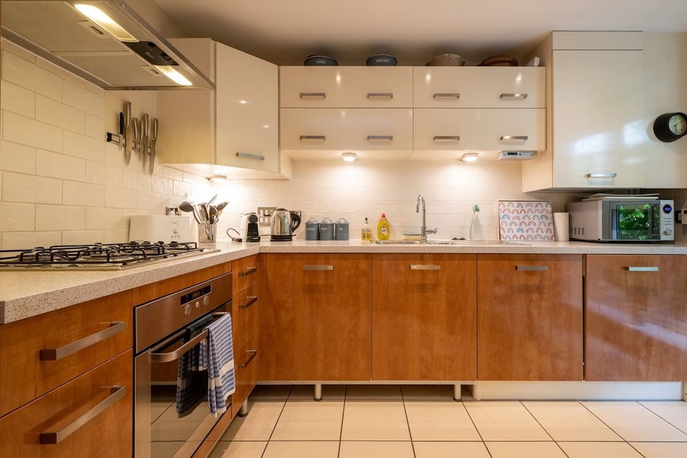 Host Stay Kingscote Townhouse