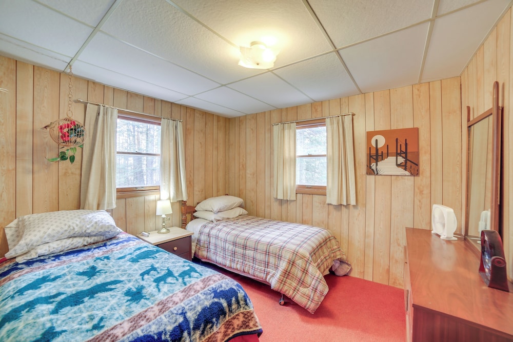 Dock & Fire Pit: Lakefront Cottage in Gould City!