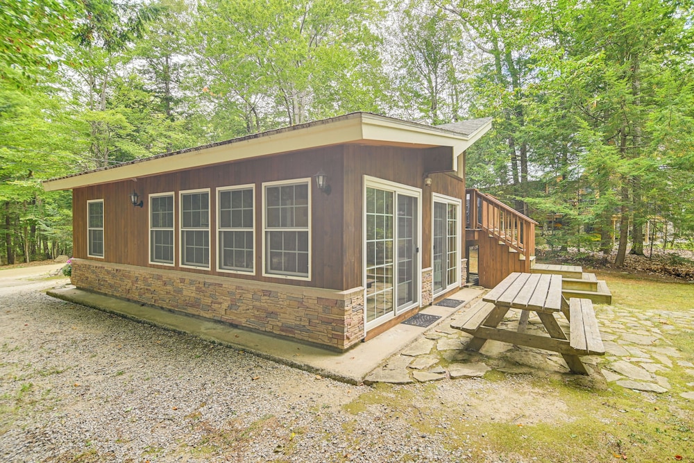 Walk to Water: Outdoor Gem w/ Bunkhouse in Madison