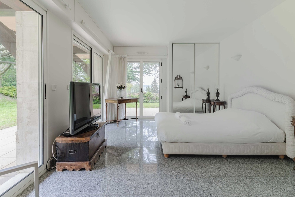 Luxury Haven With Pool, Tennis and Large Garden view 2