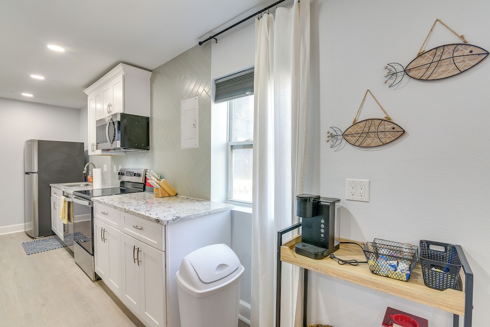 1 Mi to Pleasure Pier: Walkable Home in Galveston