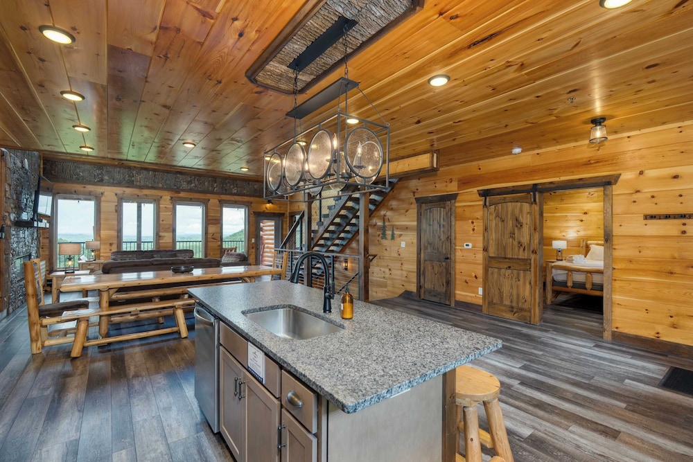 2 Homes Firefly Trail Way by Avantstay Sleeps 28, Indoor Pool + Hot Tub + Movie Theater & Game Room