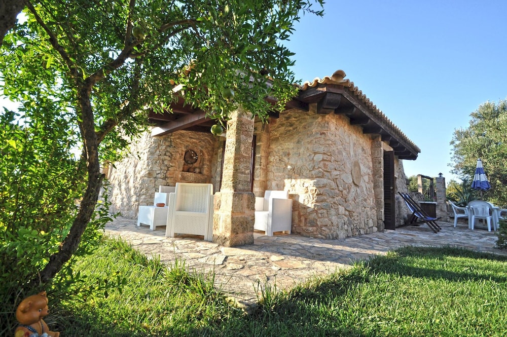 Trullo dei Beneficati a Pochi Metri dal Mare